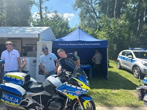 policjant prezentuje motocykl