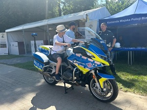 dziecko na motocyklu