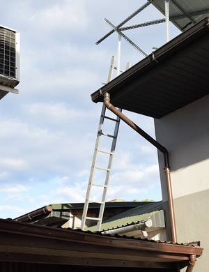 FRAGMENT DACHU Z KTÓREGO SPADŁ MĘŻCZYZNA