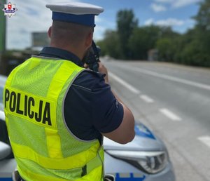 policjant ruchu drogowego mierzący prędkość