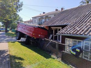 przyczepa i uszkodzony dom