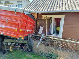 przyczepa rolnicza oraz dom, który uszkodziła