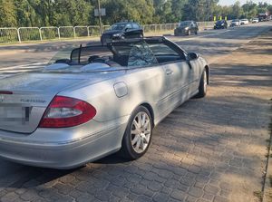 samochód na poboczu drogi