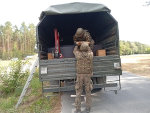 saperzy zabezpieczający niewybuch w samochodzie