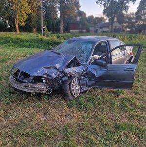 uszkodzony samochód stoi poza drogą