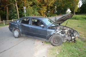uszkodzony samochód stoi w poprzek ulicy