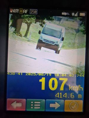 zdjęcie z miernika prędkości z widoczną prędkością