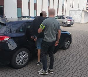 policjant doprowadza mężczyznę