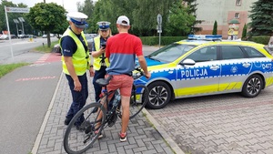 policjanci ruchu drogowego rozmawiają z mężczyzną