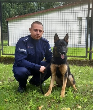 policjant z psem służbowym