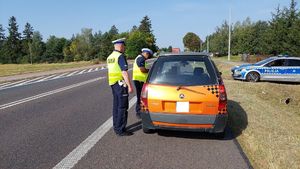policjanci ruchu drogowego podczas kontroli