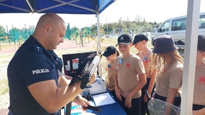 policjant prezentuje dzieciom broń