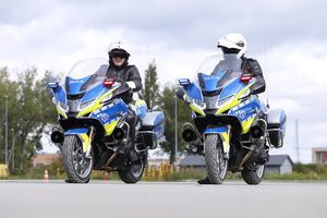 Policjanci na motocyklach.