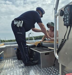 policjant sprawdza trzeźwość mężczyzny