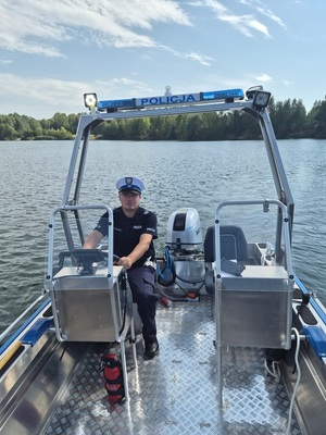 policjant za sterem łodzi