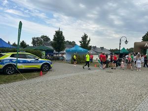 miejsce festynu. Widoczny radiowóz i policyjny namiot