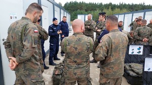 policjanci i żołnierze podczas prezentacji sprzętu