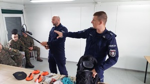 policjanci podczas prezentacji sprzętu