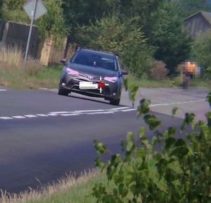 zdjęcie z miernika prędkości. Widoczny samochód, którego kierowca przekroczył prędkość