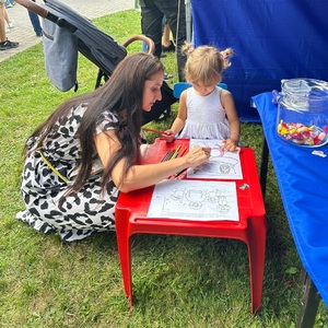 mama z dzieckiem przy stoliku z kolorowankami