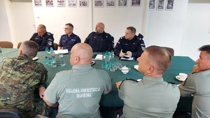 uczestnicy spotkania siedzą przy stole