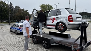 kierowca wchodzi do symulatora dochowania