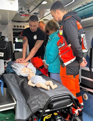 ratownicy i kierująca w karetce podczas ćwiczeń