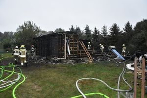 spalony dom oraz strażacy