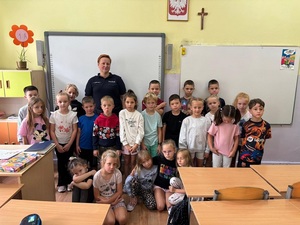 zdjęcie grupowe policjantki oraz dzieci