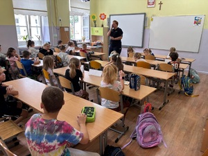 policjantka podczas pogadanki z dziećmi