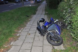 miejsce zdarzenia. Motocykl leży częściowo na chodniku
