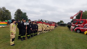 drużyny MDP stoją podczas oficjalnego otwarcia