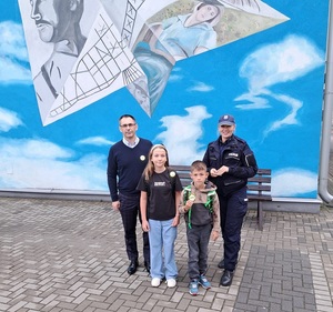 wspólne zdjęcie policjantki uczniów oraz nauczyciela