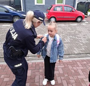 policjantka przykleja odblask