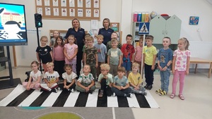 zdjęcie grupowe policjantek z dziećmi