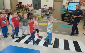 dzieci ćwiczą przechodzenie przez przejście dla pieszych