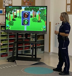 policjantka stoi przy tablicy