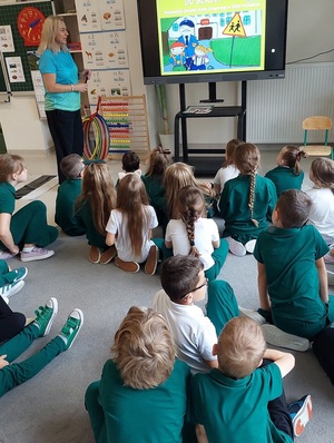 dzieci podczas pogadanki z egzaminatorem WORD