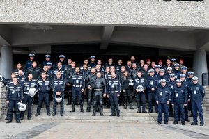 wspólne zdjęcie policjantów stojących na schodach