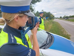 policjantka mierzy prędkość