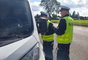 policjanci stoją przy busie