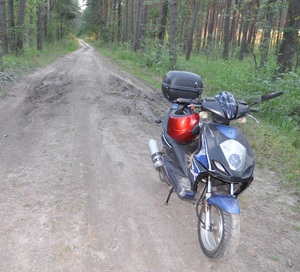 motorower stoi na leśnej drodze
