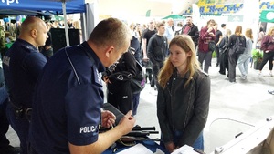policjant rozmawia z dziewczyną przy stoisku