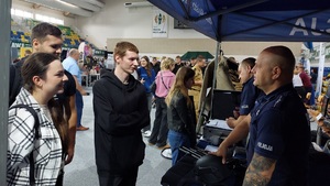 policjanci rozmawiają z osobami przy stoisku