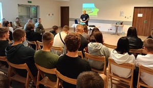 policjant podczas indywidualnego spotkania z kandydatami