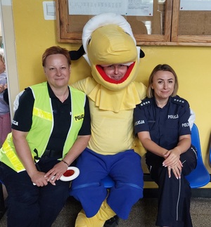 policjantki siedzą z mrówką