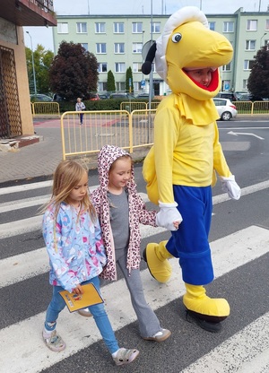 mrówka przechodzi z dziećmi przez ulicę