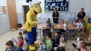 mrówka podczas rozmowy z dziećmi