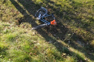 rower leży poza drogą