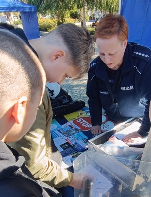 policjantka rozmawia z dzieci przy stoisku